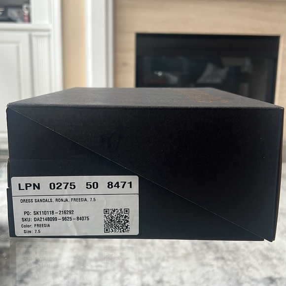 New in Box Ronja Freesia Strappy Sandal - Picture 6 of 7